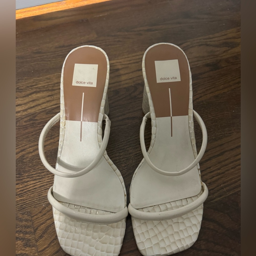 Dolce Vita Women's Cream Sandals